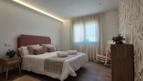 a bedroom with a large bed and a window at En Ca La Abuela Casa Rural in Consuegra