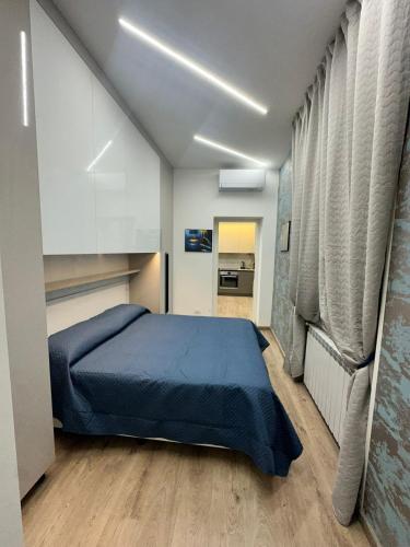 a bedroom with a blue bed in a room at Appartamento Svetlana Segrate in Segrate