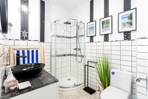 a bathroom with a sink and a shower at Balticus Apartamenty Promenada Gwiazd 14 in Międzyzdroje