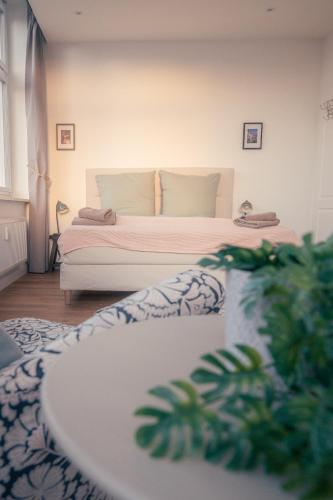 a bedroom with a bed in the corner of a room at Stadtblick in Lüneburg