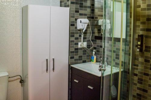 a bathroom with a sink and a shower at Apartamento Corralazos in Castril