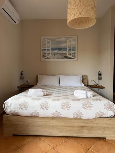 a bedroom with a large bed in a room at Mare Fuori in Palau