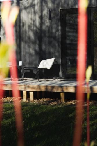 a white chair sitting on top of a wooden deck at Tiny House für Naturliebhaber & Entdecker in Brand
