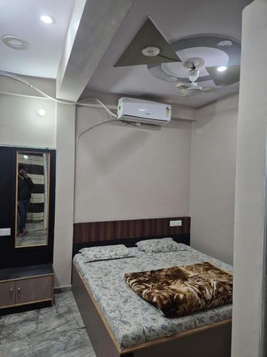 a bedroom with a bed and a ceiling fan at Morpankh guest house in Rīngas
