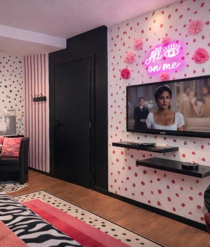 salon z telewizorem na ścianie w kropki w obiekcie Studio Superstar w mieście Forbach
