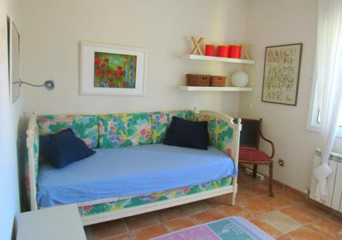 a living room with a couch with a blue blanket at Casa adosada en Calella de Palafrugell in Palafrugell