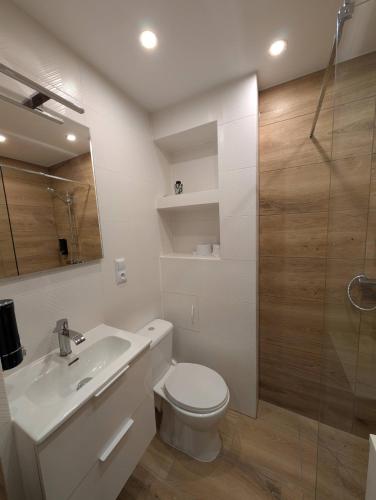 a bathroom with a toilet and a sink and a shower at Aparto 1 in Złotów