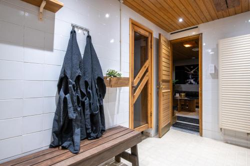 a hallway with a wooden bench in a house at Hotelli Viikinhovi in Keuruu