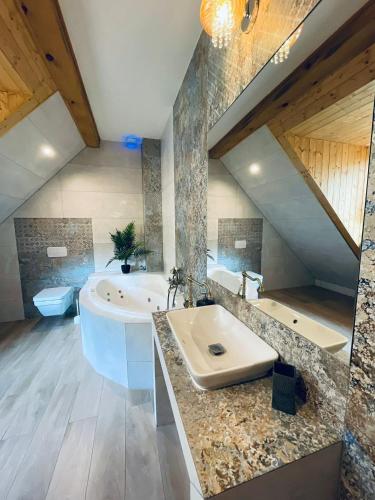 a large bathroom with a tub and a sink at Sielsko-Anielsko centrum in Kazimierz Dolny