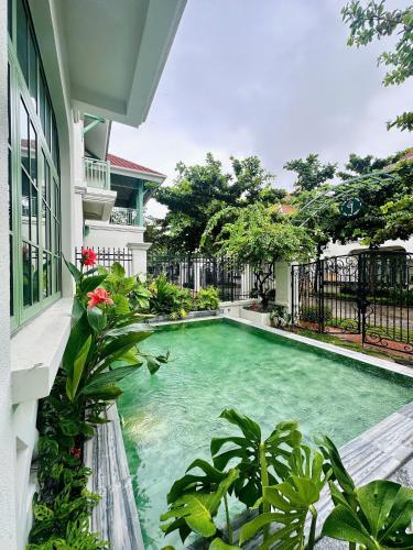 a swimming pool in the middle of a house at PhuQuoc Homestay in Long Bình