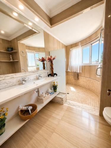 a bathroom with a large mirror and a sink at Villa Filipinas ,CITY CENTER -ETV10310 in Palma de Mallorca