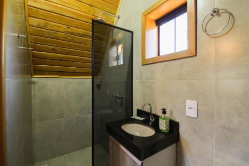 a bathroom with a sink and a shower at CÉU DE AGARTHA Retiros e Vivências in Alto Paraíso de Goiás