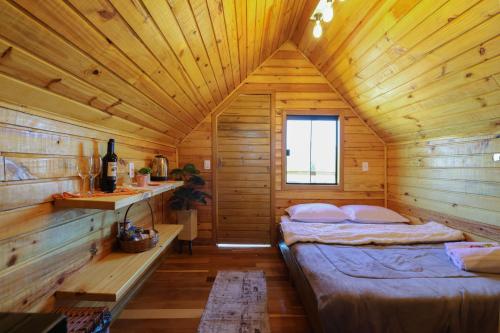 a room with two beds in a wooden cabin at CÉU DE AGARTHA Retiros e Vivências in Alto Paraíso de Goiás