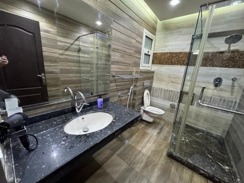 a bathroom with a sink and a shower and a toilet at The Perfect in Alexandria