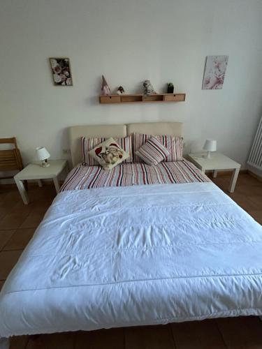 ein Bett mit einer blauen Bettdecke in einem Schlafzimmer in der Unterkunft Le Laite in Conco