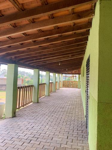 an empty corridor of a building with a wooden ceiling at Chácara do Neno in Limeira