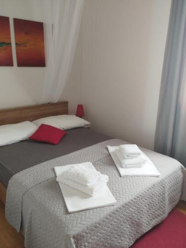 a bedroom with a bed with two towels on it at Apartman Goga i Dragan in Drage