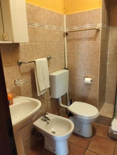 a small bathroom with a toilet and a sink at Appartamento Ortensia in Montale