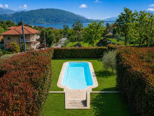 an overhead view of a swimming pool in a yard at Villetta dei Pascoli in Baveno