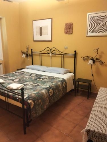 a bedroom with a bed in a room at Appartamento Oleandro in Montale