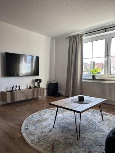 a living room with a coffee table and a tv at 100qm Apartment mit Regendusche & Top-Lage in Mücheln