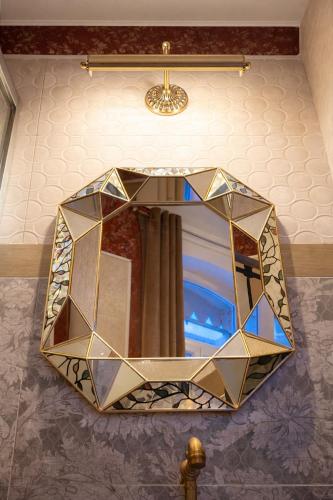 a mirror in a room with a ceiling at La Maison de Traverse in Vichy