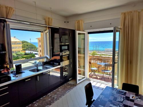 a kitchen with a view of the ocean at Alloggio Ametista frontemare con posto auto in Lavagna