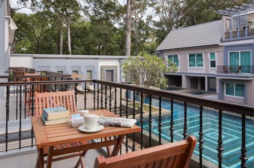 Der Swimmingpool an oder in der Nähe von J7 Angkor Hotel
