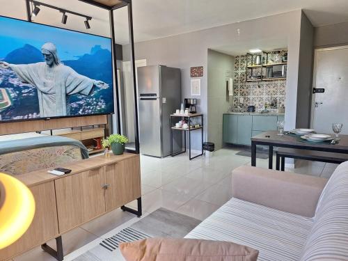 a large living room with a large screen television at Studio Elegante - Completo - AC - Garagem in Rondonópolis
