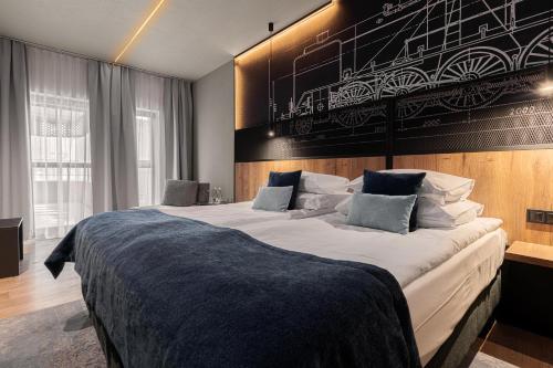 a large bedroom with a large bed with a black wall at Butikowy Hotel M23 Katowice Centrum in Katowice