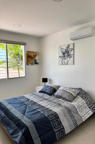 a bedroom with a bed and a window at Casa Rafaela in Santa Elena