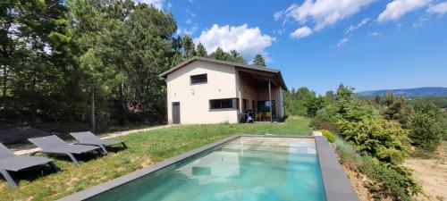 Villa Celeste Ardeche tesisinde veya buraya yakın yüzme havuzu