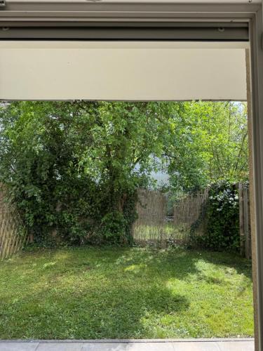 Städtische Ruheoase mit Garten & gratis Parkplatz