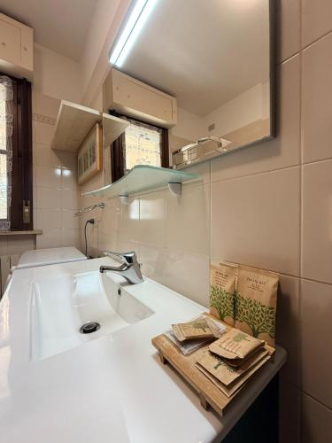 a kitchen counter with a sink and a mirror at Chicco Light - Appartamento low cost per soggiorni brevi Vercelli Wi-Fi - Cinelli Apartment in Vercelli