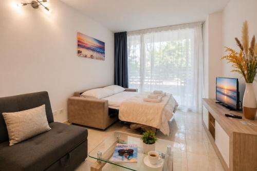 a living room with a couch and a table at Vacanze Residence Mimose - con parcheggio relax tra pineta e spiaggia in Eraclea Mare