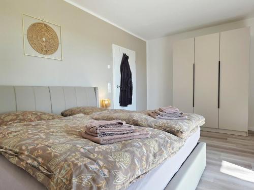 a bedroom with two beds with towels on them at Panorama trifft Gemütlichkeit FeWo Panoramablick in Nümbrecht