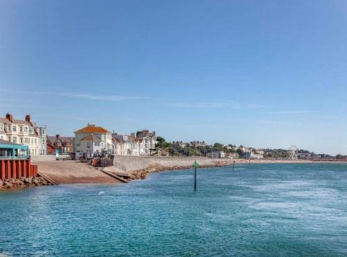a large body of water with houses and a beach at Parrys Hideaway in Lympstone