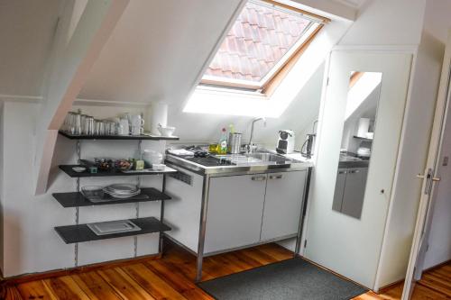 a small kitchen with a sink and a window at Hotel Nieuwe Markt in Deventer