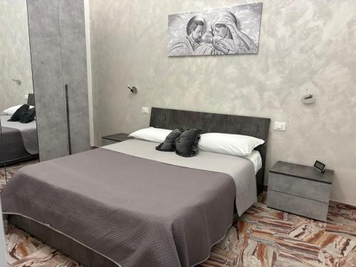a bedroom with a bed and a painting on the wall at Le Regioni Del Cuore in Vieste