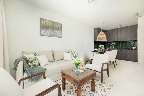 Green Coast Apartment by rentmonkey