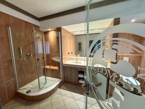 ein Badezimmer mit Dusche und Waschbecken in der Unterkunft Hotel Feldmann in Münster