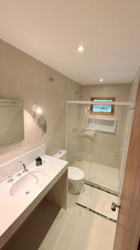 a bathroom with a sink and a toilet and a shower at Refúgio na Serra - natureza e conforto in Teresópolis