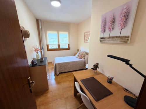 a small room with a desk and a bed at Chalet Can Bola in Arbeca
