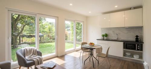 a kitchen with a table and chairs in a room at Green cabin in our small garden in Arruda dos Vinhos