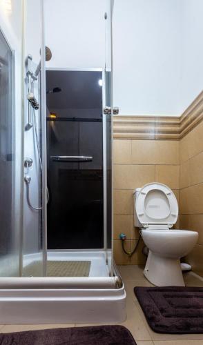 a bathroom with a toilet and a shower with a glass door at confortable calme , wifi gratuit in Antananarivo