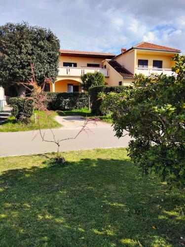 Beautiful room with bathroom first row to the sea with separate shared kitchen - Nin