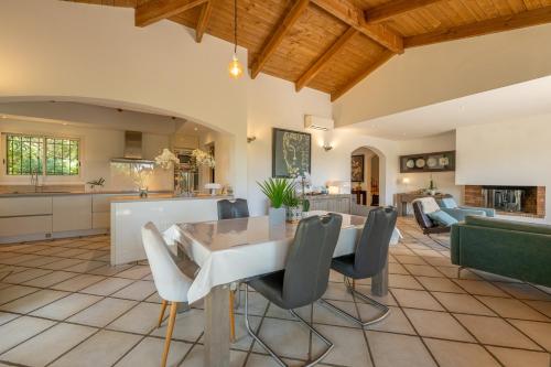 villa pool heated, calm, comfort & beaches