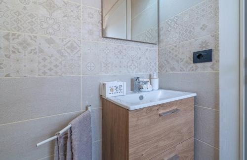 a bathroom with a sink and a mirror at Borghetto Meti in Avola