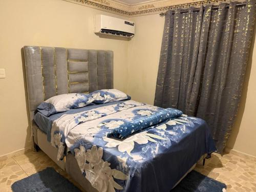 a bedroom with a bed with a blue comforter at Segundo Piso complet in La Cuaba
