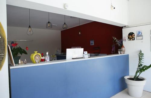 a kitchen with a blue counter in a room at Acqua Flats Jaguariúna in Jaguariúna